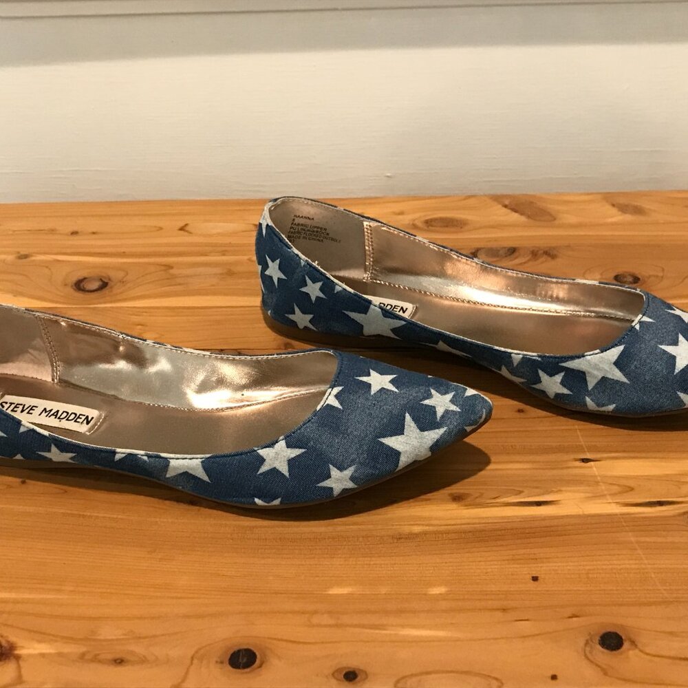 Steve Madden Women's Blue Star Print Pointed Flats - Picture 2 of 5